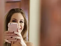 Esposa pequeña enmascarada empapada de semen después de sexo sin condón y mamada