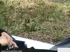 Madura se masturba con un tubo de plástico al aire libre deslizándose hacia adentro y hacia afuera